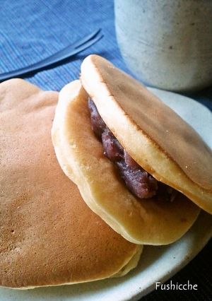 A picture of Dorayaki (Sweet Bean Pancakes).