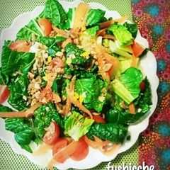 A picture of Green Salad with Walnuts.