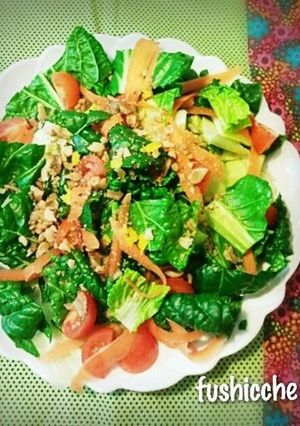 A picture of Green Salad with Walnuts.
