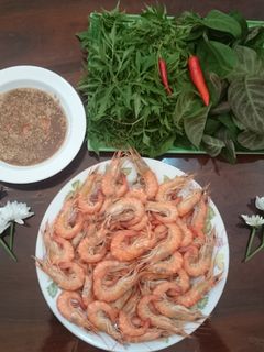 Hình của món Gỏi tôm lá mơ miền biển.