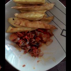 A picture of Fried potatoes and pepper sauce.