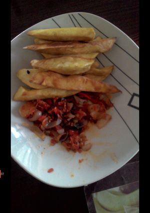 A picture of Fried potatoes and pepper sauce.