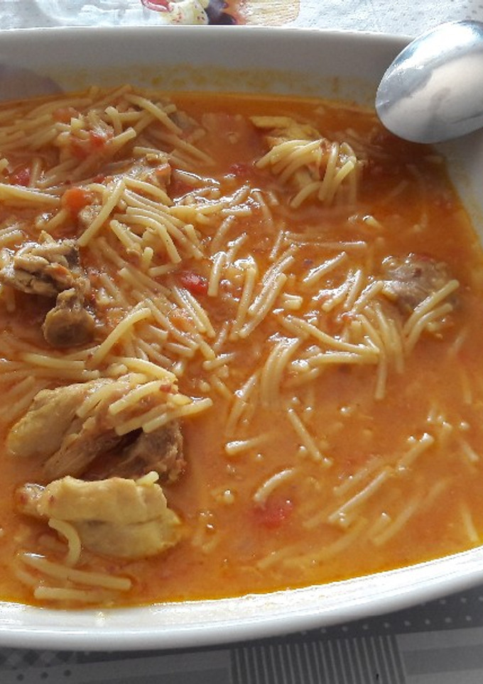 Una foto de Fideos con pollo