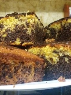 Una foto de Bizcocho marmoleado de naranja y cacao, con esencia de vainilla