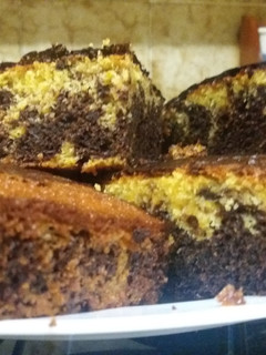 Una foto de Bizcocho marmoleado de naranja y cacao, con esencia de vainilla