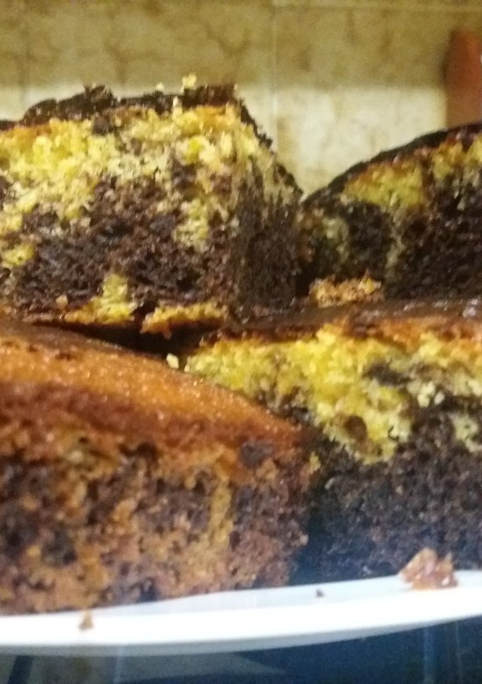 Una foto de Bizcocho marmoleado de naranja y cacao, con esencia de vainilla