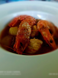 Una foto de Suquet de rape con langostinos