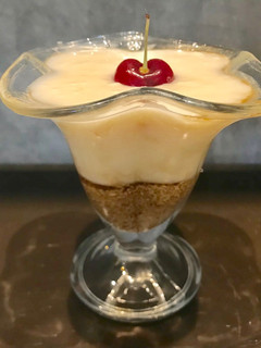 Una foto de Copa de mousse de limón y yogur al café con avena y miel. Postre light