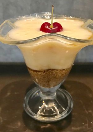Una foto de Copa de mousse de limón y yogur al café con avena y miel. Postre light