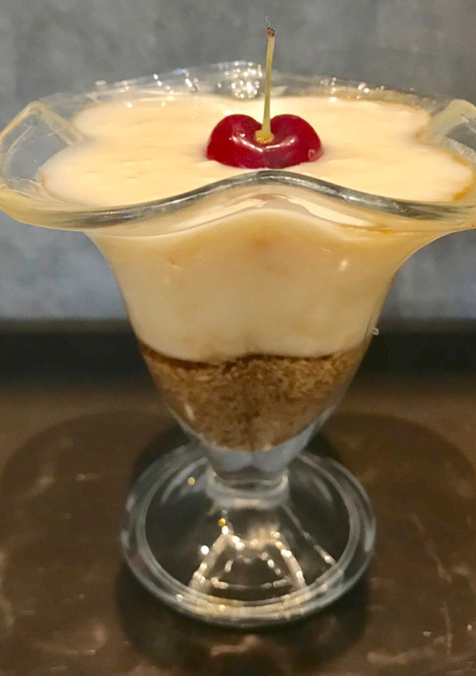 Una foto de Copa de mousse de limón y yogur al café con avena y miel. Postre light