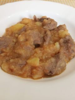Una foto de Carne de ternera en salsa con patatas