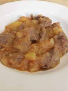 Una foto de Carne de ternera en salsa con patatas