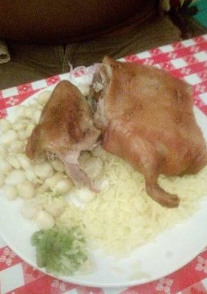 Una foto de Cuy dorado con arroz con mote