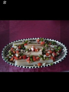 Una foto de Puerros con vinagreta y vegetales