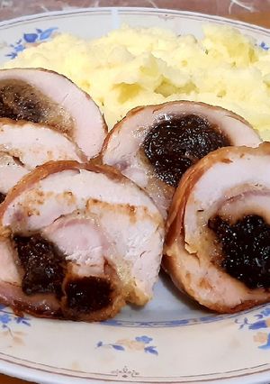 Baconbe göngyölt aszaltszilvás csirkemellrolád recept fotója