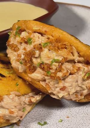 Una foto de Arepas de Pollo al Ajillo