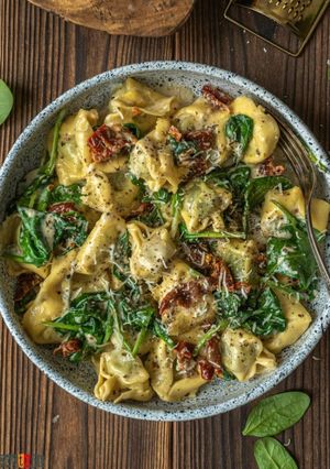Zdjęcie przepisu Tortellini z gyrosem warzywnym i szpinakiem.