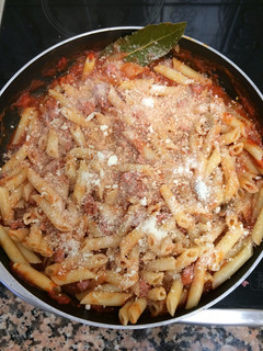 Una foto de Macarrones con salchicha fresca y salsa tomate