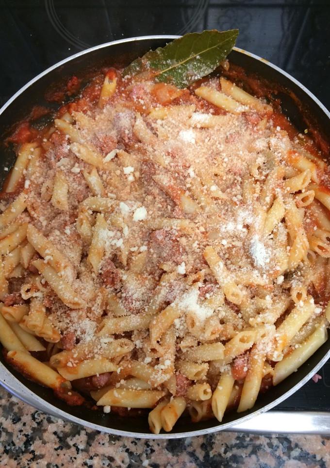 Una foto de Macarrones con salchicha fresca y salsa tomate