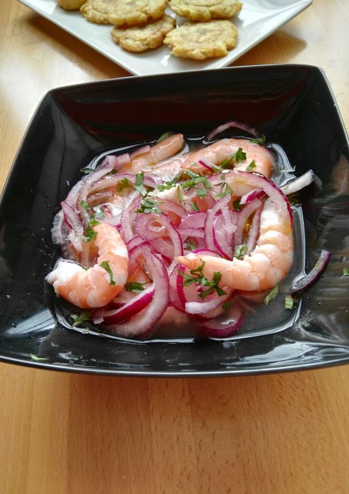 Una foto de Ceviche ecuatoriano de langostinos