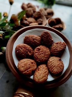 খাস্তা ঠেকুয়া (Khasta thekua recipe in Bengali) রেসিপির প্রধান ছবি