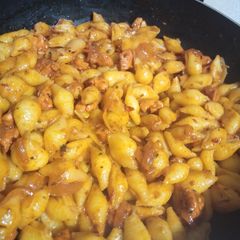 A picture of Tandori chicken shell pasta.