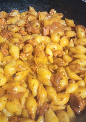 A picture of Tandori chicken shell pasta.