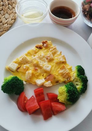 Фото Омлет с кубиками хлеба и сыром.