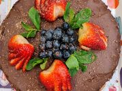 Una foto de torta de chocolate con menta