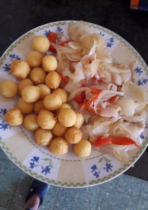 Una foto de Lomo de atún a la criolla con papas noisette caseras