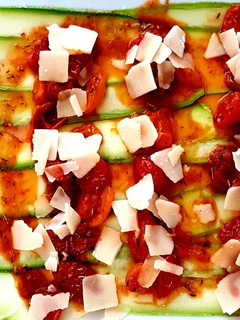Una foto de Carpaccio de calabacín con cherry y parmesano