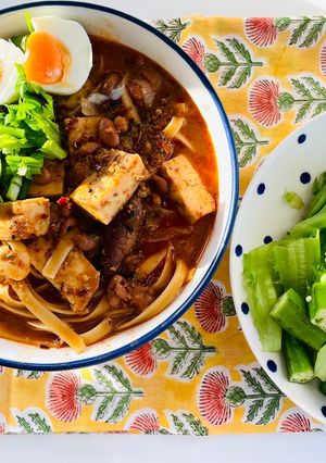 รูปของ ก๋วยเตี๋ยวแกงมัสมั่น/ก๋วยเตี๋ยวแขกเห็ดหอมเต้าหู้🌶️🧄Thai Masman Curry Paste Noodle Tofu Soup🍄