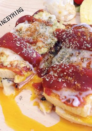 รูปของ Homemade less-fat pizza