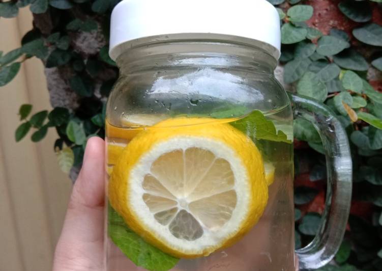 Langkah Mudah untuk Menyiapkan Infused Water Lemon Mint 🍋🌿 Anti Gagal