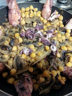 Una foto de Garbanzos "trampats" con chipirones