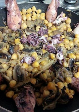 Una foto de Garbanzos "trampats" con chipirones