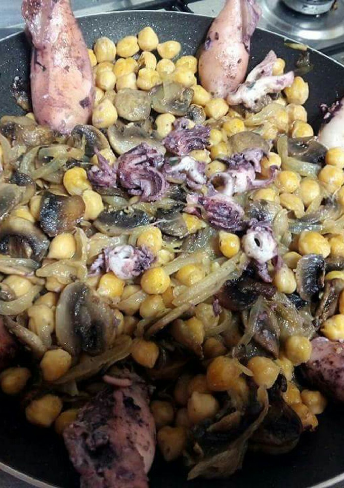 Una foto de Garbanzos "trampats" con chipirones