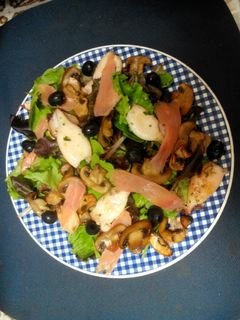 Una foto de Ensalada tibia de chipirones y salmón ahumado