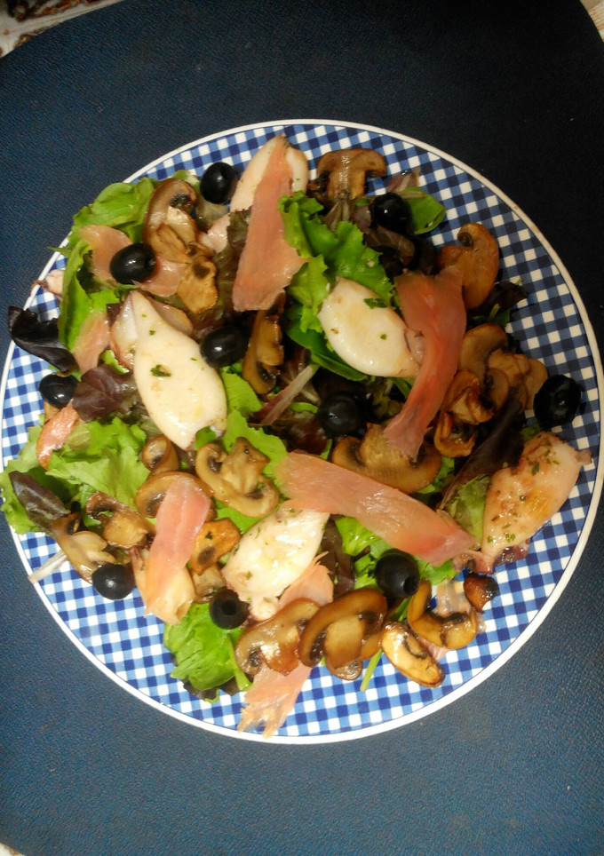 Una foto de Ensalada tibia de chipirones y salmón ahumado