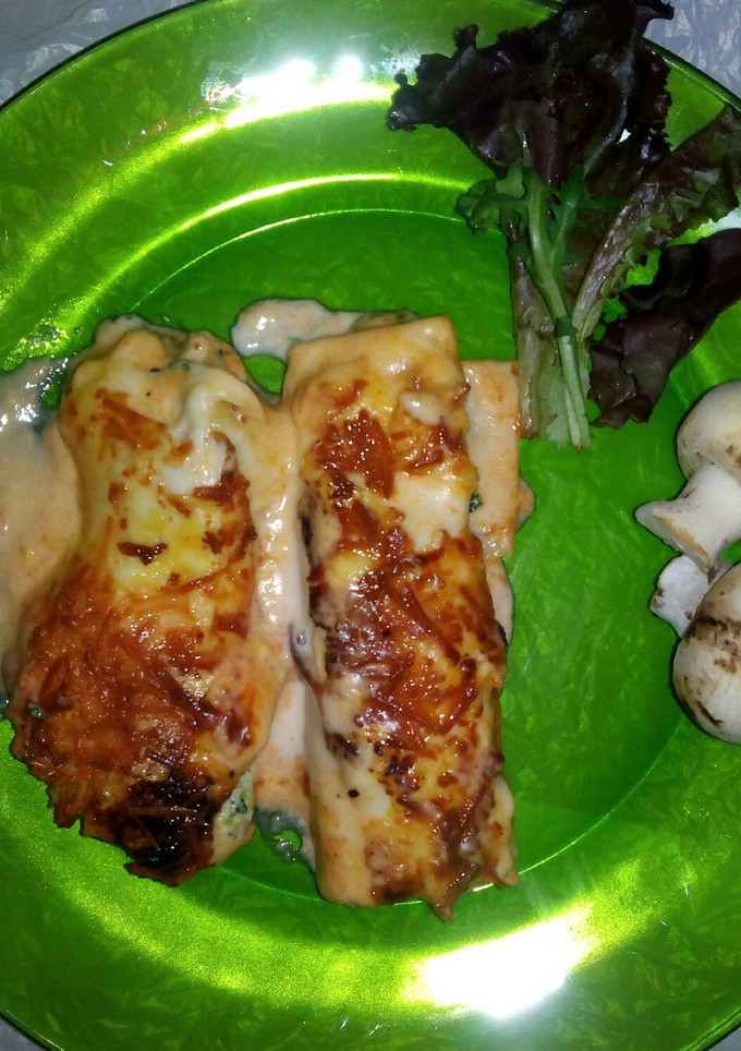 Una foto de Canelones de espinacas, gambas y pescado