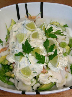 Una foto de Ensalada afrodisíaca de salmón, rúcula y aguacate