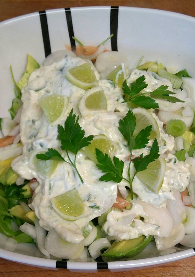 Una foto de Ensalada afrodisíaca de salmón, rúcula y aguacate
