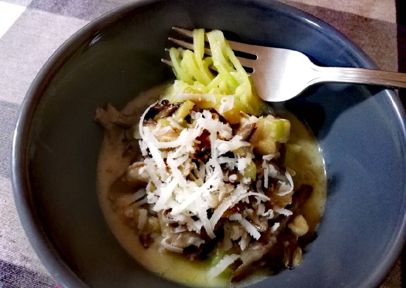 Espaguetis de calabacín con setas y salsa de queso🥒🍄🧀