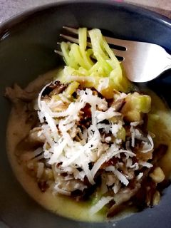 Una foto de Espaguetis de calabacín con setas y salsa de queso🥒🍄🧀