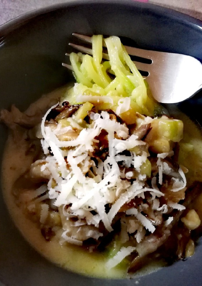 Una foto de Espaguetis de calabacín con setas y salsa de queso🥒🍄🧀