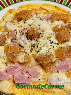 Una foto de Tortilla abierta de jamón york, membrillo y queso