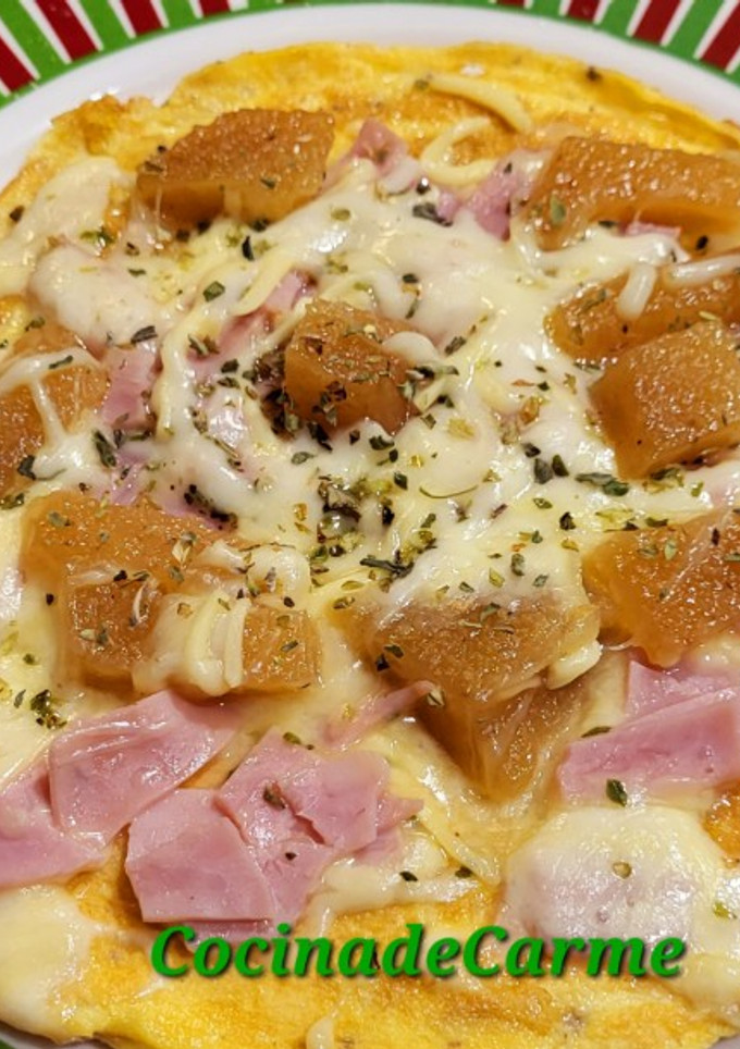 Una foto de Tortilla abierta de jamón york, membrillo y queso