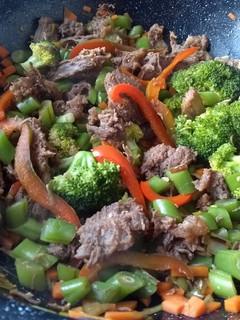 Una foto de Verduras salteadas con carne