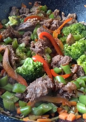 Una foto de Verduras salteadas con carne