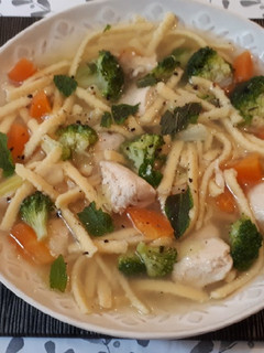 Una foto de Sopa de pollo con verduras y pasta alemana
